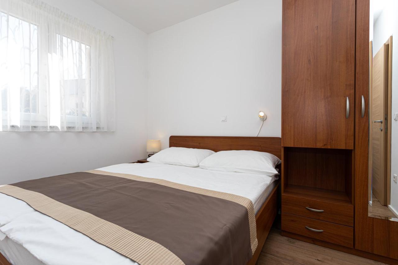 Apartments Crnekovic V Baska  Exterior photo