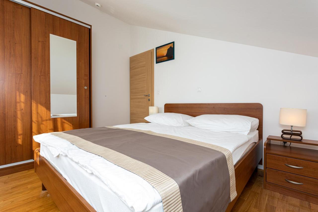 Apartments Crnekovic V Baska  Exterior photo
